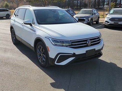 Used 2022 Volkswagen Tiguan SE image 2