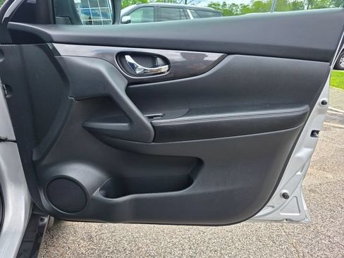 Used 2017 Nissan Rogue SV AWD/4WD image 8