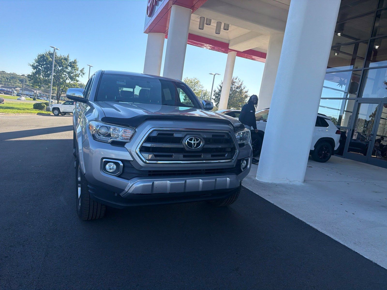 Used 2016 Toyota Tacoma Limited w/ Towing Package AWD/4WD image 19