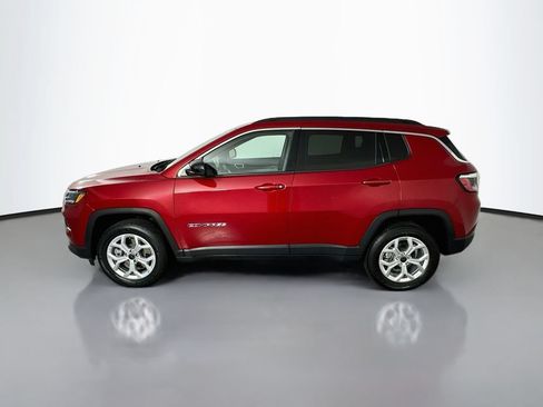Used 2025 Jeep Compass Latitude w/ Sun & Sound Group AWD/4WD image 4