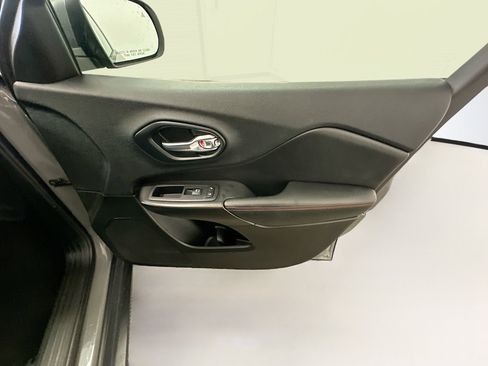 Used 2019 Jeep Cherokee Trailhawk w/ Comfort/Convenience Group AWD/4WD image 33