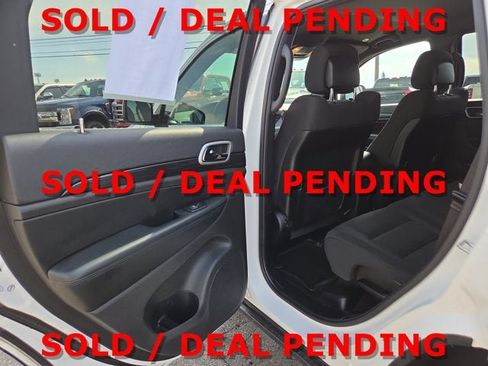 Used 2020 Jeep Grand Cherokee Laredo AWD/4WD image 10