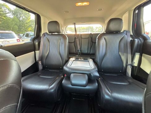 Used 2024 Kia Carnival EX FWD image 11