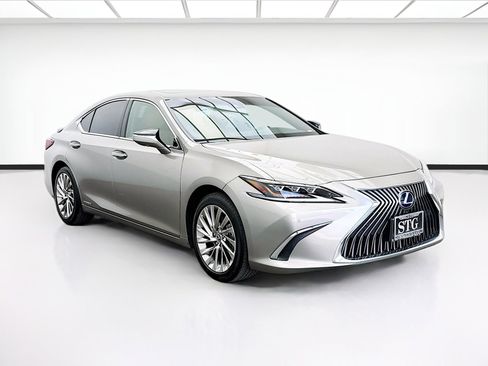 Used 2021 Lexus ES 300h w/ Accessory Package FWD image 3