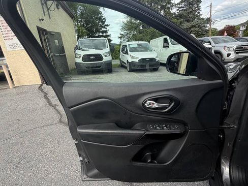 Used 2021 Jeep Cherokee Latitude Plus AWD/4WD image 26