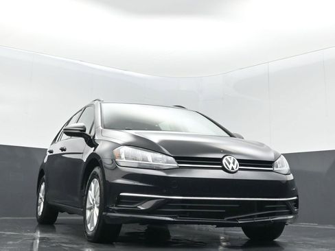 Used 2018 Volkswagen Golf S image 5