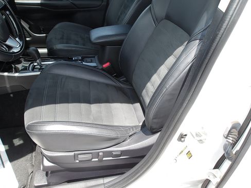 Used 2020 Mitsubishi Outlander AWD image 16