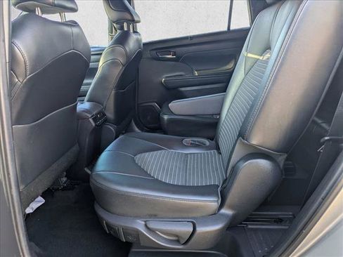 Used 2021 Toyota Highlander XSE AWD/4WD image 16