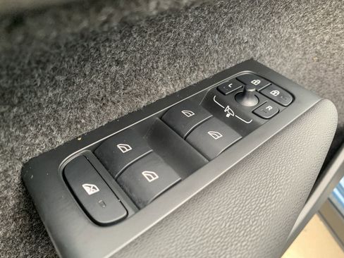 Used 2025 Volvo XC40 B5 Core image 15