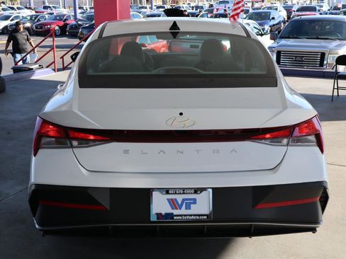 Used 2025 Hyundai Elantra SE image 6