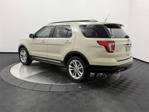 Used 2018 Ford Explorer XLT w/ Equipment Group 202A image 5
