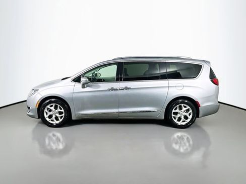 Used 2018 Chrysler Pacifica Touring-L Plus w/ Tire & Wheel Group image 9
