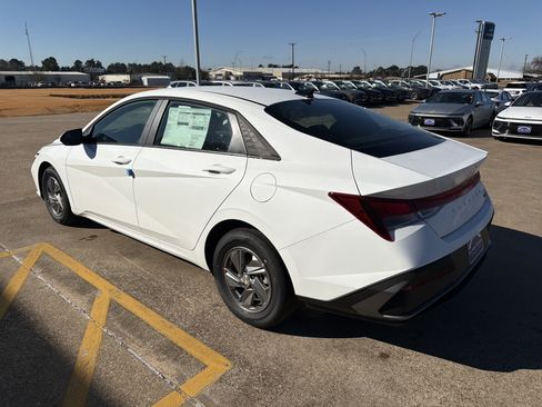 New 2026 Hyundai Elantra SE image 4