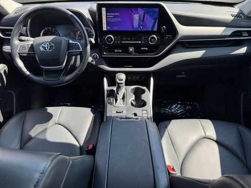 Used 2023 Toyota Highlander XLE AWD/4WD image 12