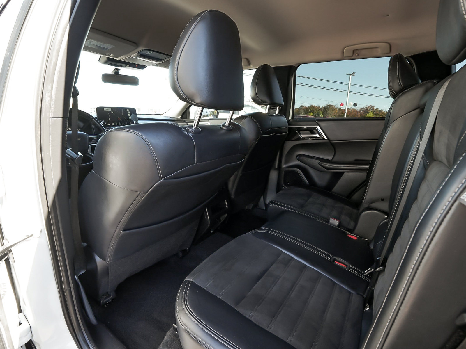 Used 2024 Mitsubishi Outlander SE AWD/4WD image 31