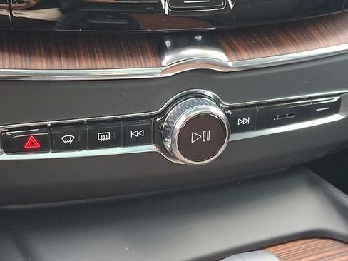 Certified 2023 Volvo XC60 B5 Plus w/ Climate Package AWD/4WD image 18