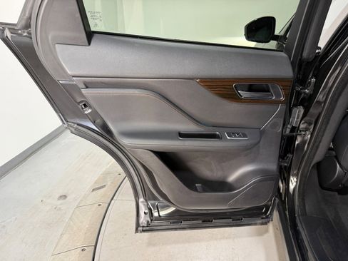 Used 2020 Jaguar F-PACE Prestige image 43