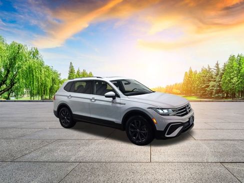 Certified 2022 Volkswagen Tiguan SE image 2