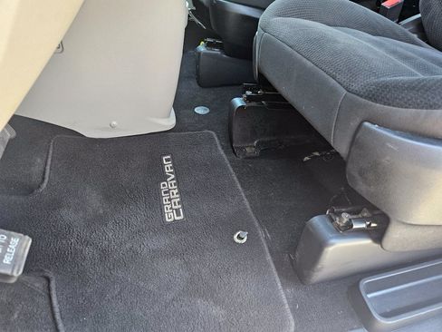 Used 2019 Dodge Grand Caravan SE FWD image 16