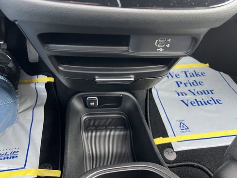 Used 2026 Chrysler Pacifica Select image 12