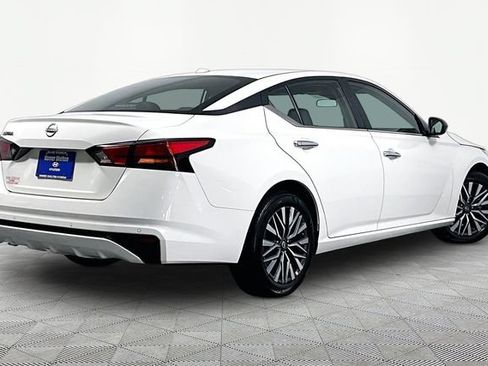 Used 2025 Nissan Altima 2.5 SV FWD image 12