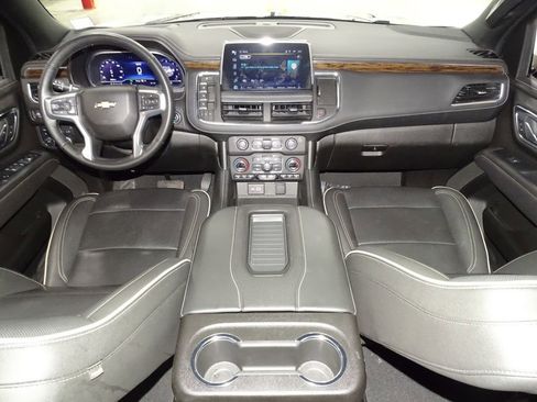 Used 2024 Chevrolet Suburban Premier image 32
