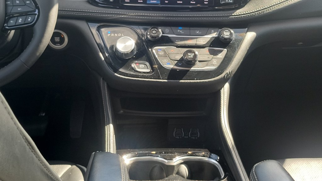 Used 2025 Chrysler Pacifica Limited FWD image 14