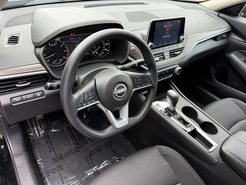 Used 2025 Nissan Altima 2.5 SV FWD image 11