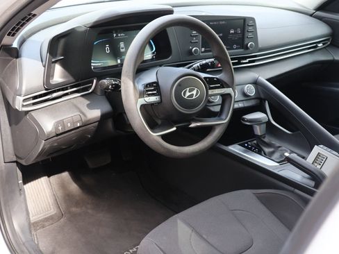 Used 2025 Hyundai Elantra SE FWD image 9