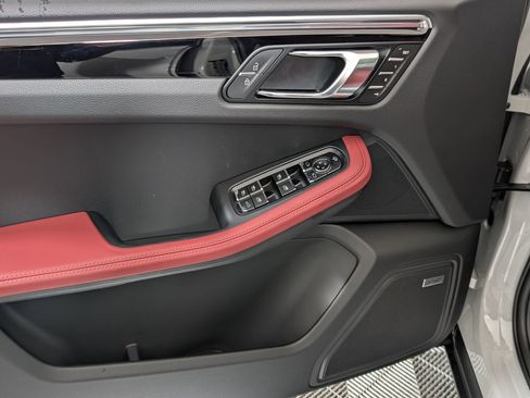 New 2026 Porsche Macan image 16