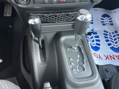 Used 2015 Jeep Wrangler Unlimited Rubicon w/ Connectivity Group image 15