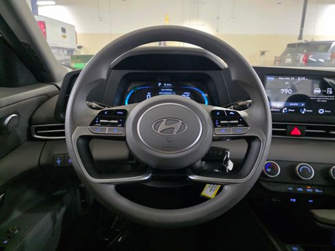 Certified 2025 Hyundai Elantra SE image 29