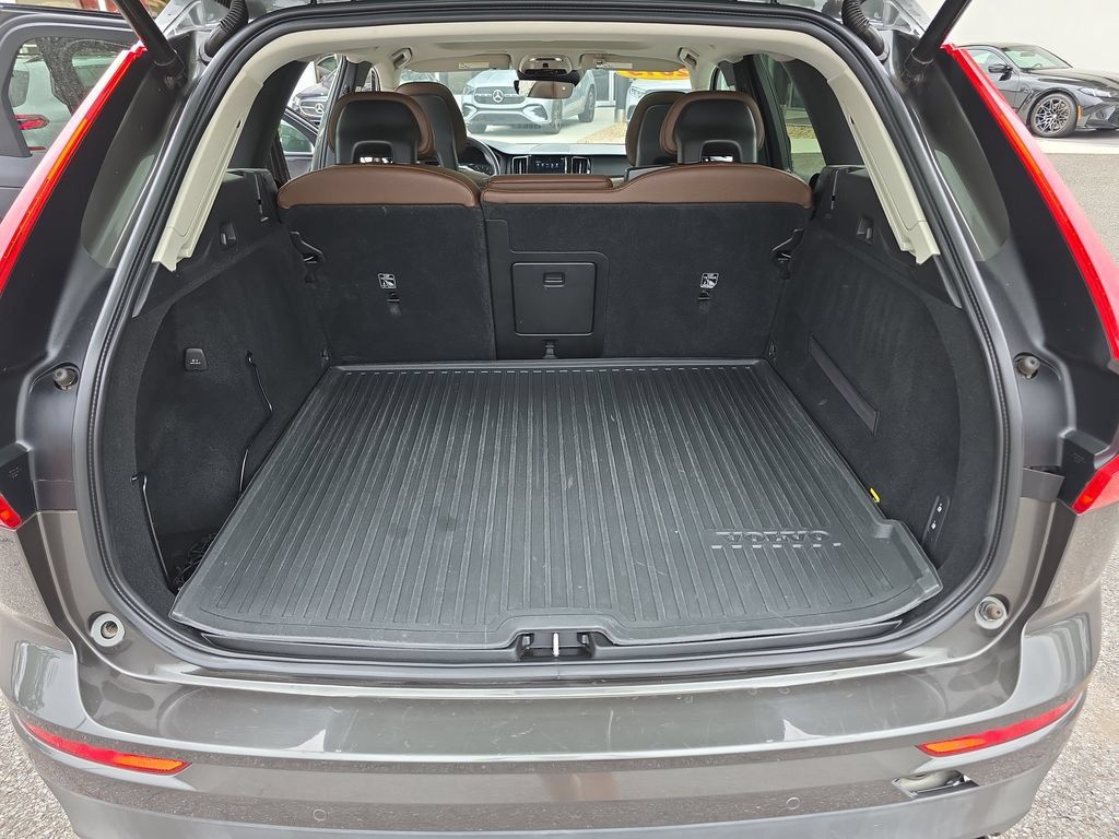 Used 2019 Volvo XC60 T6 Momentum w/ Multimedia Package AWD/4WD image 14