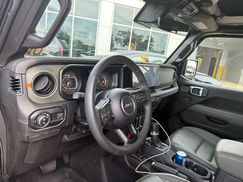 Used 2025 Jeep Gladiator Mojave AWD/4WD image 7