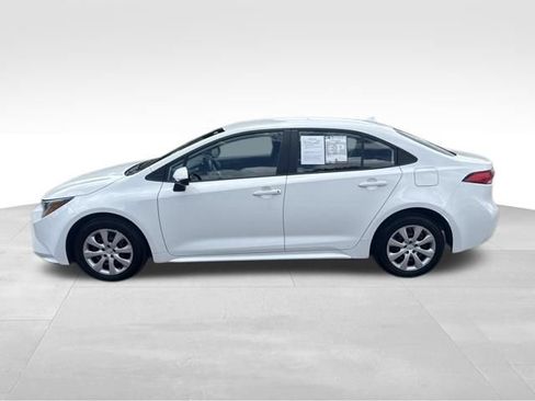 Used 2025 Toyota Corolla LE FWD image 2