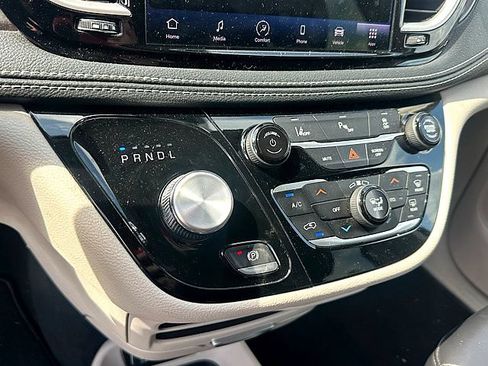 Used 2023 Chrysler Pacifica Touring-L FWD image 23