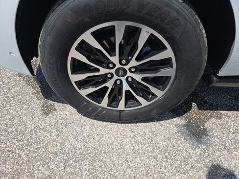 Used 2025 Ford Expedition Platinum image 7