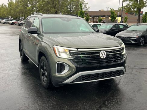 Used 2024 Volkswagen Atlas Peak Edition SE AWD/4WD image 4