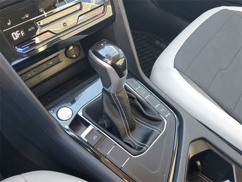 Certified 2025 Volkswagen Taos SE image 22