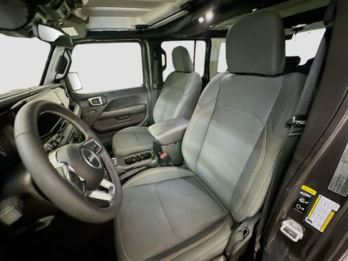 Used 2025 Jeep Wrangler Sahara image 13