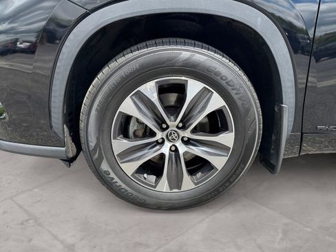 Used 2021 Toyota Highlander XLE AWD/4WD image 14