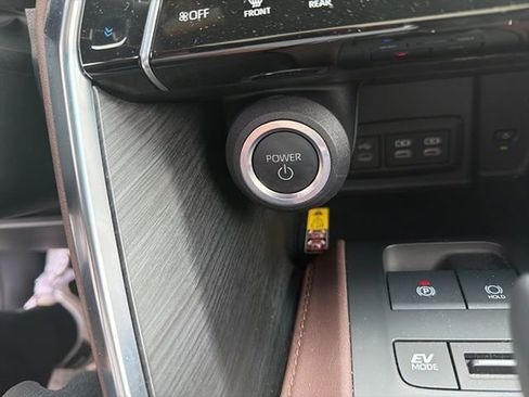 Certified 2024 Toyota Venza Limited image 16