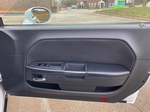 Used 2012 Dodge Challenger SXT image 17