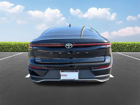 Used 2023 Toyota Crown Limited image 5