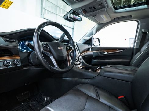 Used 2020 Cadillac Escalade Luxury image 12