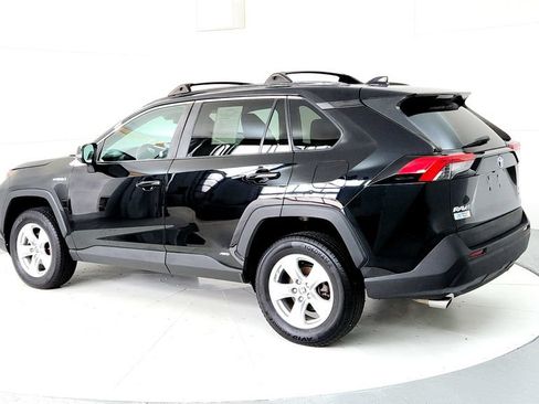 Used 2021 Toyota RAV4 LE w/ Carpet Mat Package (TMS) AWD/4WD image 4