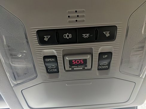 Used 2019 Toyota RAV4 XLE Premium image 30