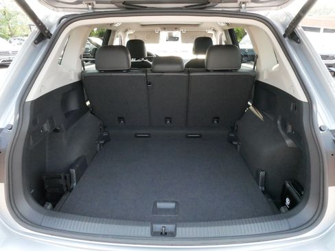 Certified 2024 Volkswagen Tiguan SE w/ Panoramic Sunroof Package AWD/4WD image 18