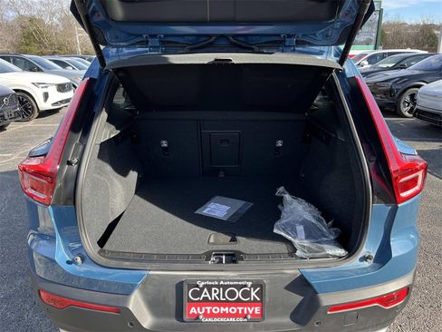 Used 2025 Volvo XC40 B5 Core w/ Climate Package image 12