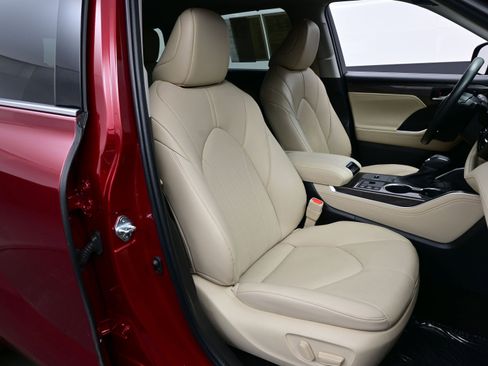 Used 2023 Toyota Highlander Limited image 14
